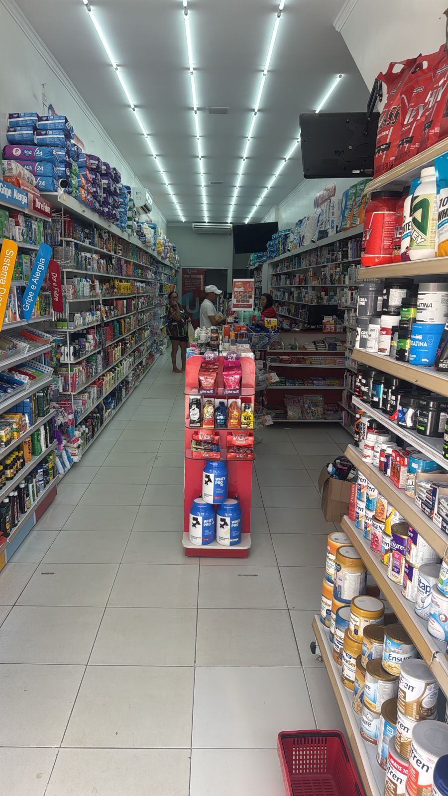 Ampla visão do interior da loja